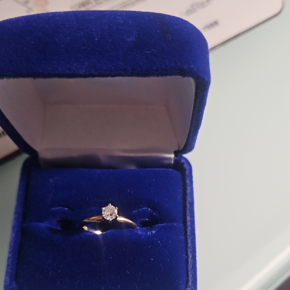 Elegant Gold Diamond Ring